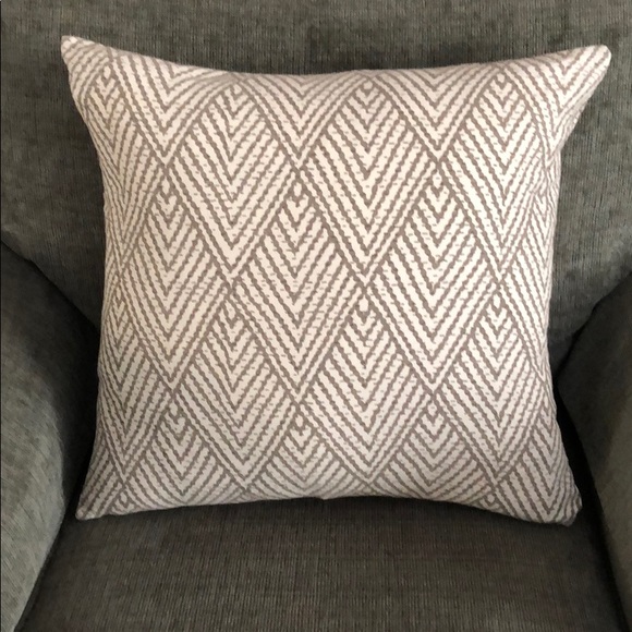 Kravet Pillow Covers (set of 2) Taupe Zig zag - Picture 2 of 6